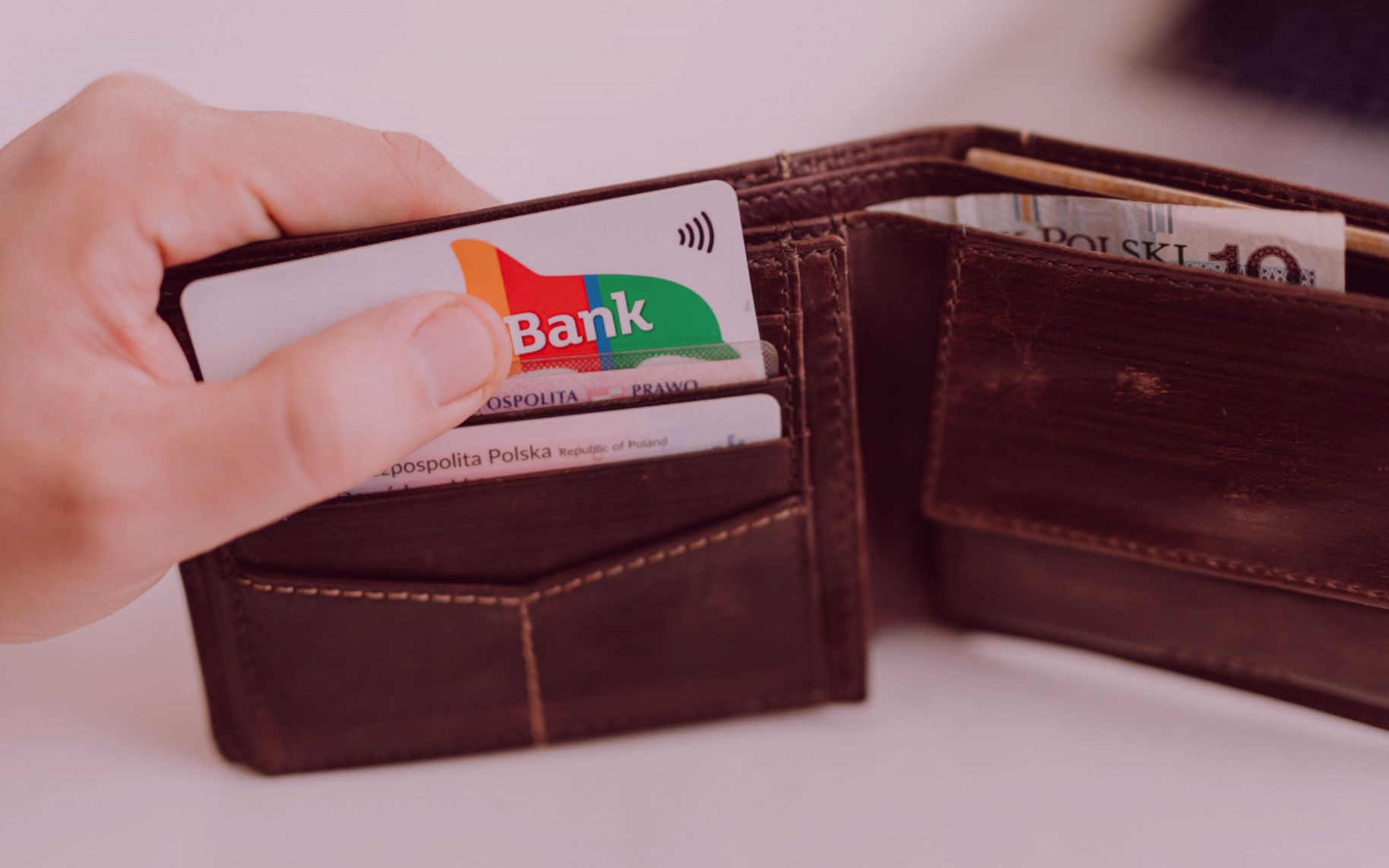 Karta w portfelu karta, którą trzyma mężczyzna wystająca z portfela
