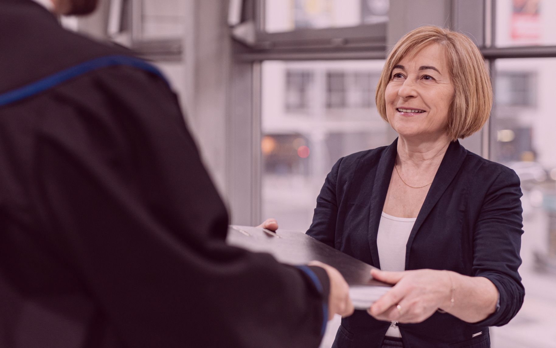 Świadczymy pomoc Kobieta odbierająca teczkę